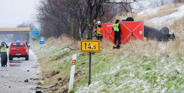 Dopravní nehodu u Mníšku pod Brdy nepřežila mladá žena. Další tři osoby skončily v nemocnici
