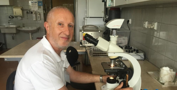 Primář mikrobioologie: Podmínky pro šíření koronaviru v Číně jsou naprosto odlišné od podmínek v Evropě