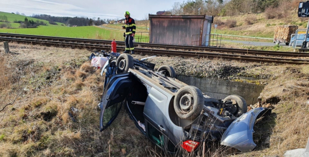 Po střetu s vlakem skončilo auto na střeše
