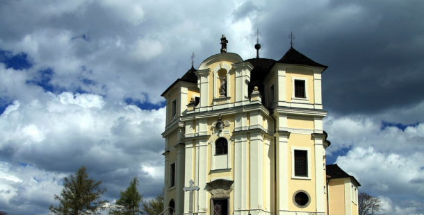 Hýkající vodovod, poustevník bylinkář. Kostel na Makové je skromný na pohled, ale bohatý na historii