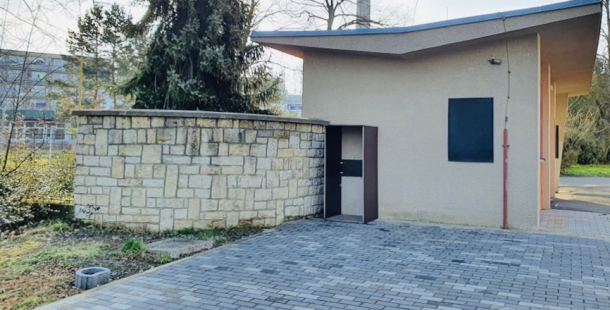 Měla sloužit nejchudším a zabránit plýtvání. Místo toho komunitní lednici kdosi odcizil