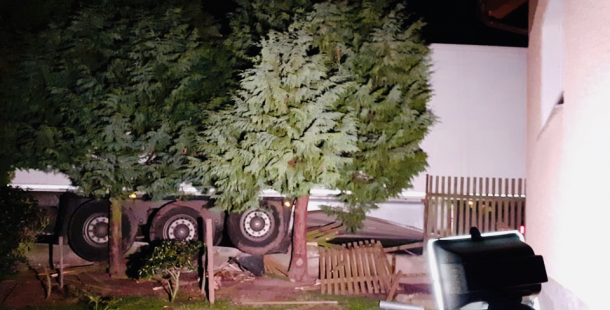 Polského řidiče kamionu navedla navigace až na zahradu rodinného domu