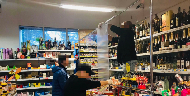 Obchody se připravují na propuknutí koronaviru, lidé skupují potraviny