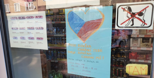 Vietnamci pomáhají. Nosí roušky a nabízí záchranným složkám občerstvení zdarma