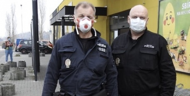 Lidé dodržují nařízení vlády. Starším občanům nechávají prostor pro nákupy