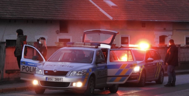 Rozsáhlá policejní akce na Příbramsku: Kriminalisté zadrželi dva podezřelé muže, kteří měli položit betonové pražce na koleje