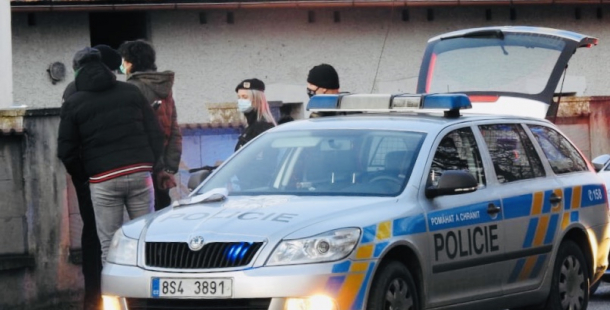 Policisté hledají cestující z vlaku, který byl na trati zablokován betonovými pražci