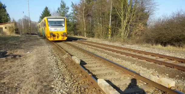 Policisté zahájili trestní stíhání proti osobám, které položily betonové sloupky na kolejiště