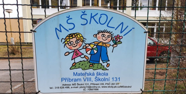 O děti hasičů, policistů, záchranářů a lékařů je postaráno, město otevřelo mateřinku a základní školu ve Školní