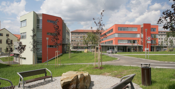 V příbramské nemocnici leží první pacient s koronavirem, je na umělé plicní ventilaci