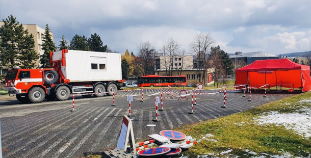 Na příbramském heliportu budují hasiči odběrné místo, testovat se bude přímo z aut