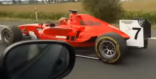 Řidič formule se vyhnul zákazu řízení. Identifikaci znemožnila helma