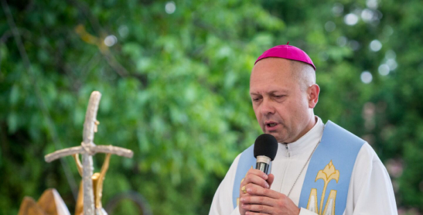 Zapalte na Bílou sobotu po setmění za okny svých domovů svíčku, vyzývají biskupové