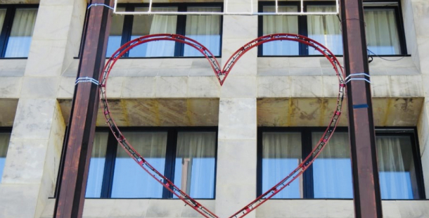 Příbram děkuje záchranářům. V centru města svítí obří srdce