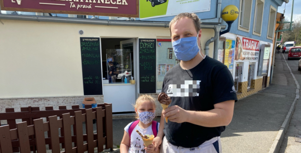 Při konzumaci piva, zmrzliny či párku musí lidé odejít alespoň deset metrů od okénka