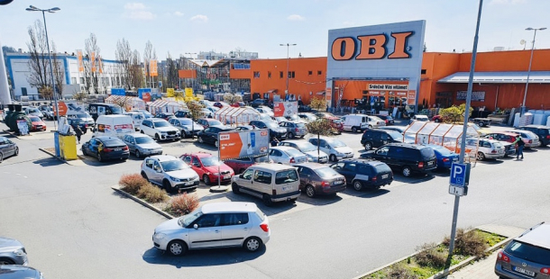 Vláda zmírnila opatření, lidé vzali hobbymarkety útokem