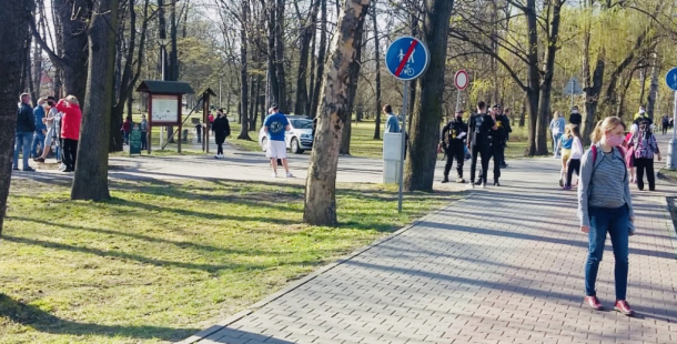 Policie: Lidé se shlukují ve skupinkách, roušky nosí na krku