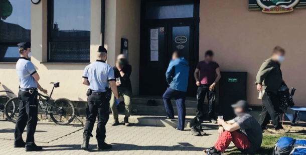 Počet nakažených koronavirem překročil 6000. Lidé se dál shlukují, i v neděli řešili policisté 600 přestupků