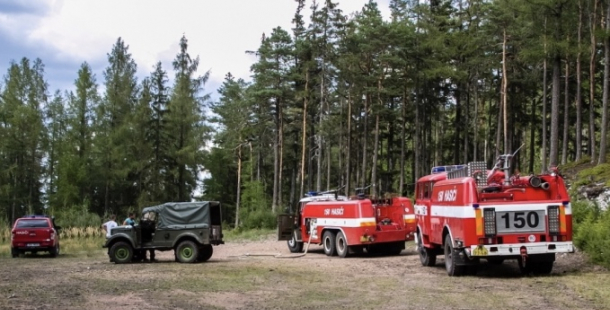 Hasiči likvidují požár v Brdech