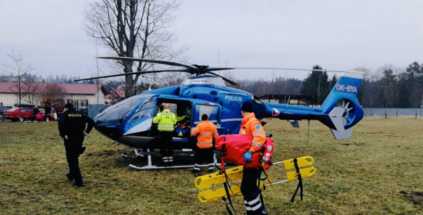 Muže při kácení zavalil strom, na pomoc vzlétl vrtulník