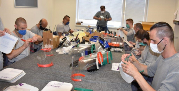 Odsouzení v příbramské věznici ušili přes deset tisíc roušek, nyní kompletují i ochranné štíty