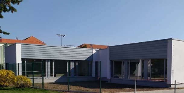 Nový školní pavilon v Dobříši je hotový, otevřou ho až s dětmi