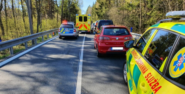 Na Příbramsku se srazily dvě motorky, na místo spěchal záchranářský vrtulník