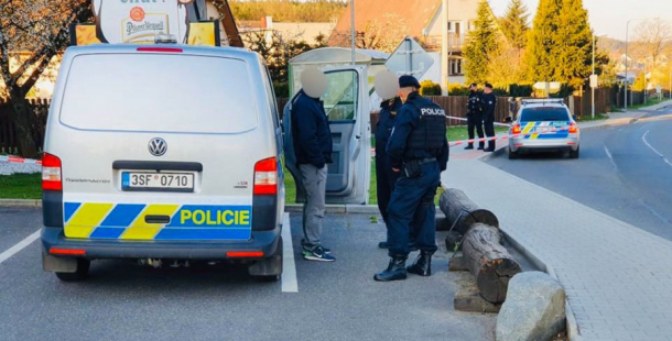 Příbramští kriminalisté vyšetřují úmrtí muže nalezeného u zastávky ve Vysoké Peci