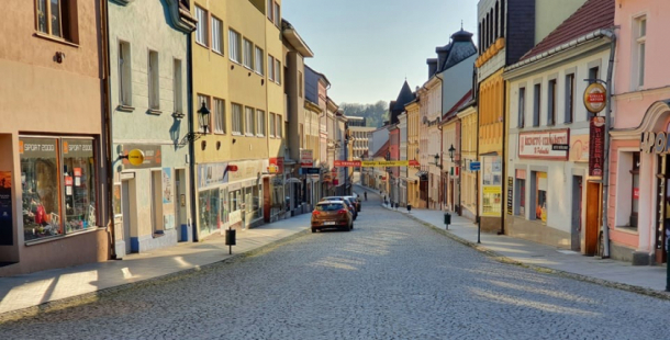 Přehled: Vláda uspíšila harmonogram otevírání obchodů a dalších provozoven