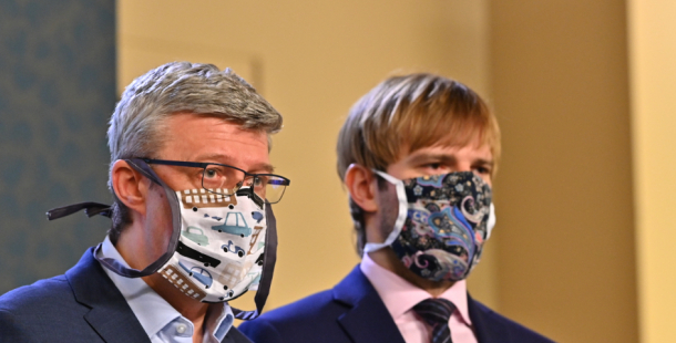 Vláda schválila žádost o prodloužení nouzového stavu, otevírání škol se nezrychlí