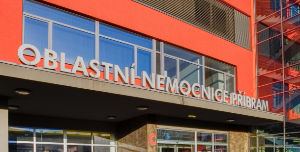 Koronavirus ustupuje, nemocnice se vrací k normálu