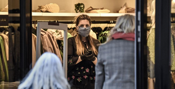 Zákazníci v prodejnách nebudou smět zkoušet oblečení nebo prohlížet knihy