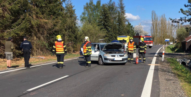 Dopravní nehoda uzavřela silnici u Rožmitálu. Jeden z řidičů z místa utekl, policisté prohledávají okolí