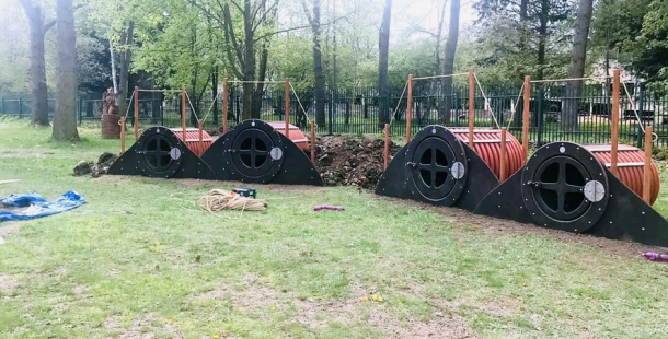 Na Nováku roste Hobití vesnička. Pomůže dětem v největších vedrech najít skrýš před sluncem