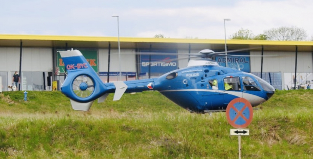 Pro pořezaného muže spěchal vrtulník