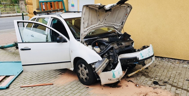 Senior se škodovkou vyvrátil vrata a poškodil budovu školy, záchranka ho převezla do nemocnice