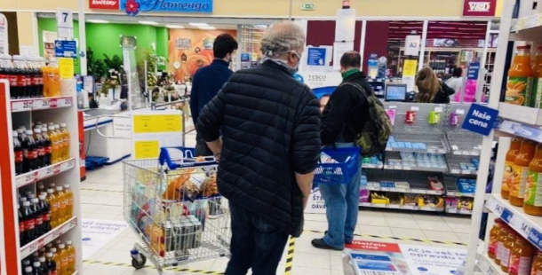 Senioři k nákupům nadále hojně využívají vyhrazené hodiny. Lidé s opatřením nesouhlasí, nestačí uvařit oběd