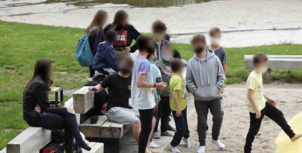 Teenageři se shlukují na Nováku. Vulgárními výrazy a potyčkami obtěžují rodiny s malými dětmi