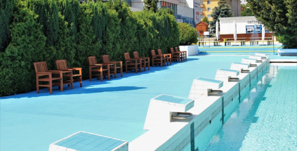 Na koupalištích sundáme roušky jen ve vodě a na lehátku