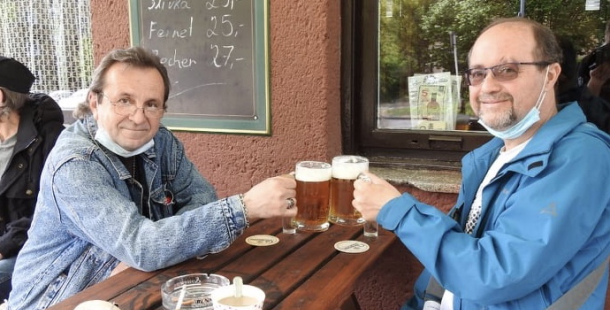 Najíst, napít, vyčůrat a spát. Restaurace budou muset zavřít ve 23 hodin