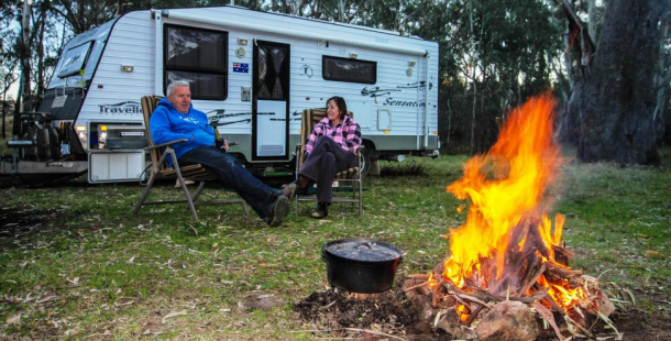 Chatařům se nelíbí karavany v lese, dle majitele je vše v pořádku