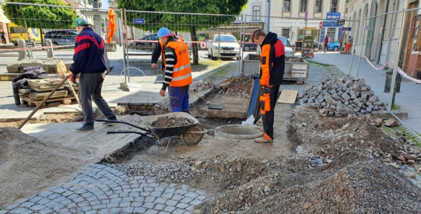 Výsuvné sloupky v Pražské ulici budou mít akustické detektory sirén, záchranářům umožní bezproblémový přístup