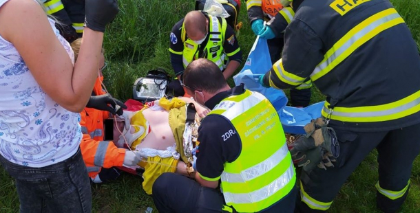 Motorkář přišel při havárii u Lochovic o nohu, první pomoc muži poskytla projíždějící zdravotní sestra