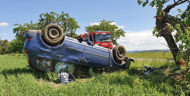 U Obořiště vylétl s fordem mimo silnici, přerazil strom a skončil na střeše