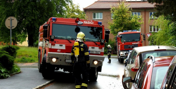 Hasiči vyjížděli k požáru bytu, dovnitř se museli dostat násilím