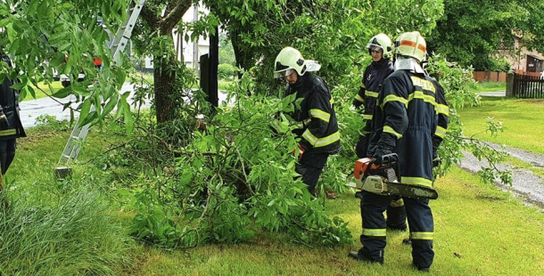 Varování meteorologů se potvrdilo: Přívalové deště zaměstnávají hasiče
