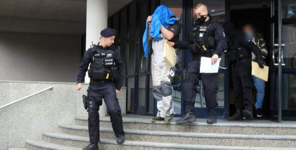 Při zátahu proti drogovému gangu se jeden z podezřelých pokoušel ujet před policisty traktorem