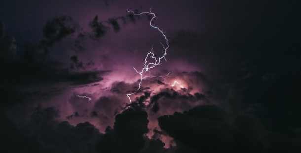 Meteorologové varují: Ve čtvrtek přijdou silné bouřky s krupobitím