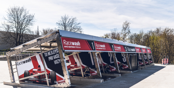 Nově otevřená myčka Racewash nabízí v pátek mytí aut zdarma