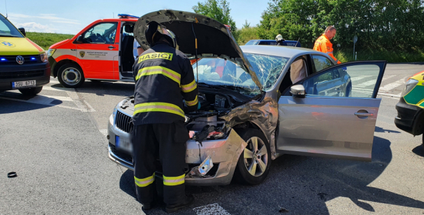 Tři zraněné osoby si vyžádala dopravní nehoda u sjezdu z dálnice na Dobříš